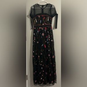 Beautiful evening dress. For reference, model is 5’4” and weighs 125.